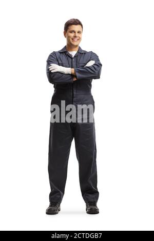 Portrait complet d'un travailleur mécanique automobile dans un bleu marine uniforme posant avec bras croisés isolé sur blanc arrière-plan Banque D'Images