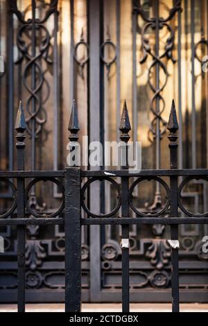 Porte d'entrée en fer forgé à Paris Banque D'Images