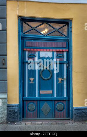 Une porte en bois magnifiquement sculptée, mais inclinée et inclinée, Ribe, Danemark, 31 mai 2020 Banque D'Images