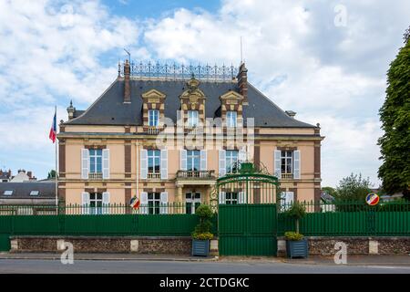 DREUX, FRANCE - 20 SEPTEMBRE 2020 : vue extérieure du bâtiment de la sous-préfecture de Dreux, Eure-et-Loir, France. 'sub-préfecture' écrit en français sur à Banque D'Images