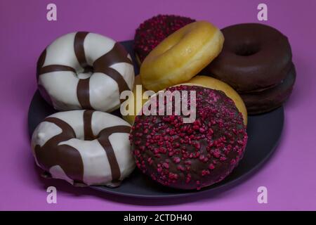 Délicieux différents types de Donuts et Berliner sur fond rose Banque D'Images