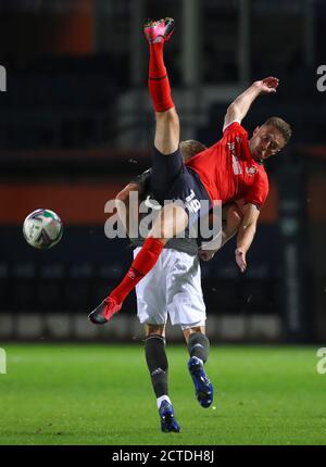 Jordan Clark de Luton Town est en collision avec Donny van de Beek de Manchester United lors du troisième match de la Carabao Cup à Kenilworth Road, Luton. Banque D'Images