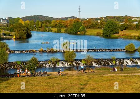 La Ruhrwehr, barrage de la Ruhr, près de Hattingen, cycliste, sur le sentier cyclable de la Ruhr, NRW, Allemagne, Banque D'Images