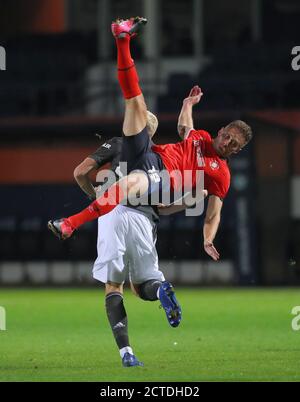 Jordan Clark de Luton Town est en collision avec Donny van de Beek de Manchester United lors du troisième match de la Carabao Cup à Kenilworth Road, Luton. Banque D'Images