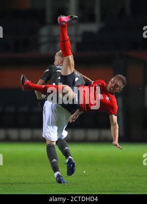 Jordan Clark de Luton Town est en collision avec Donny van de Beek de Manchester United lors du troisième match de la Carabao Cup à Kenilworth Road, Luton. Banque D'Images