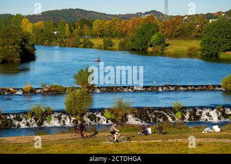 La Ruhrwehr, barrage de la Ruhr, près de Hattingen, cycliste, sur le sentier cyclable de la Ruhr, NRW, Allemagne, Banque D'Images