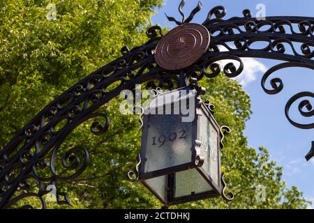 La lanterne est suspendue de la classe 1902 Memorial Gateway à Old Campus de Queens à l'Université Rutgers Banque D'Images