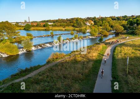 La Ruhrwehr, barrage de la Ruhr près de Hattingen, cyclistes, sur le sentier cyclable de la vallée de la Ruhr, à l'arrière du musée industriel de la LWL, l'ancien steelworks lui Banque D'Images