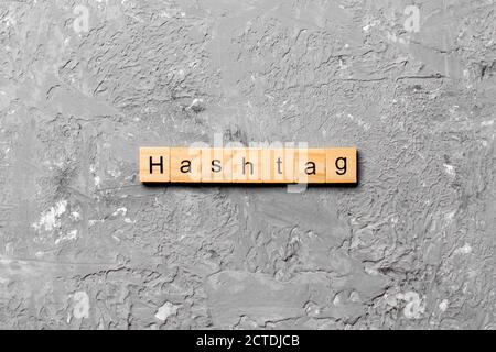 Hashtag mot écrit sur une cale en bois. hashtag texte sur table, concept. Banque D'Images