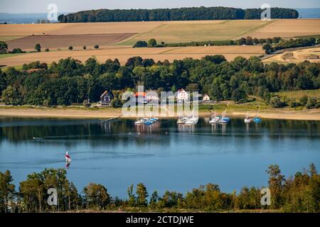 Le Möhnesee, réservoir dans le nord du Sauerland, le village de Körbecke sur la rive nord, NRW, Allemagne Banque D'Images