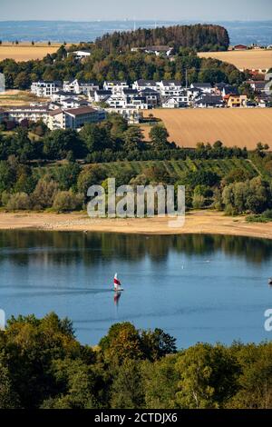 Le Möhnesee, réservoir dans le nord du Sauerland, le village de Körbecke sur la rive nord, NRW, Allemagne Banque D'Images