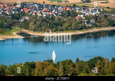 Le Möhnesee, réservoir dans le nord du Sauerland, le village de Körbecke sur la rive nord, NRW, Allemagne Banque D'Images