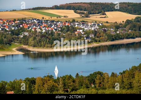 Le Möhnesee, réservoir dans le nord du Sauerland, le village de Körbecke sur la rive nord, NRW, Allemagne Banque D'Images