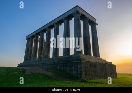 Le Monument national d'Écosse sur Calton Hill à Édimbourg À Dawn Banque D'Images