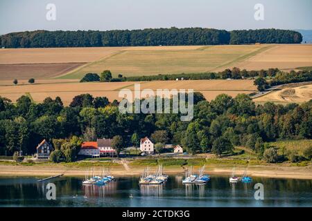 Le Möhnesee, réservoir dans le nord du Sauerland, le village de Körbecke sur la rive nord, NRW, Allemagne Banque D'Images