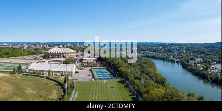 Morgantown, WV - 22 septembre 2020 : panorama aérien de l'arène sportive WVU Coliseum sur le campus universitaire d'Evansdale Banque D'Images