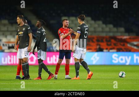 Ryan Tunnicliffe, de Luton Town, salue Harry Maguire, de Manchester United, après le coup de sifflet final lors du troisième match de la Carabao Cup à Kenilworth Road, Luton. Banque D'Images