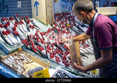 Malgré la pandémie du coronavirus, le marché des poissons de Kadikoy était au moins aussi peuplé que les étals. Avec la fin des interdictions de chasse en septembre. Banque D'Images