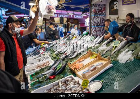 Malgré la pandémie du coronavirus, le marché des poissons de Kadikoy était au moins aussi peuplé que les étals. Avec la fin des interdictions de chasse en septembre. Banque D'Images