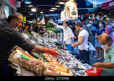 Malgré la pandémie du coronavirus, le marché des poissons de Kadikoy était au moins aussi peuplé que les étals. Avec la fin des interdictions de chasse en septembre. Banque D'Images