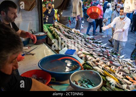 Malgré la pandémie du coronavirus, le marché des poissons de Kadikoy était au moins aussi peuplé que les étals. Avec la fin des interdictions de chasse en septembre. Banque D'Images