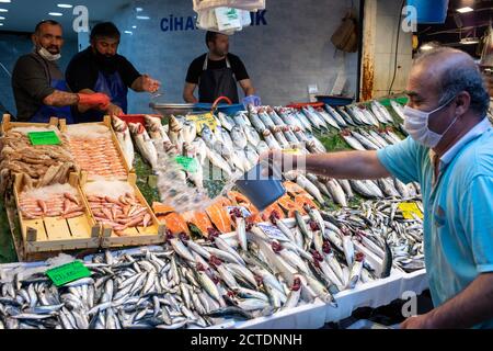 Malgré la pandémie du coronavirus, le marché des poissons de Kadikoy était au moins aussi peuplé que les étals. Avec la fin des interdictions de chasse en septembre. Banque D'Images