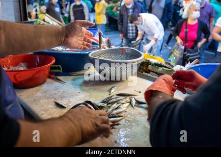 Malgré la pandémie du coronavirus, le marché des poissons de Kadikoy était au moins aussi peuplé que les étals. Avec la fin des interdictions de chasse en septembre. Banque D'Images