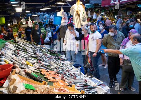 Malgré la pandémie du coronavirus, le marché des poissons de Kadikoy était au moins aussi peuplé que les étals. Avec la fin des interdictions de chasse en septembre. Banque D'Images