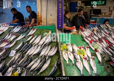 Malgré la pandémie du coronavirus, le marché des poissons de Kadikoy était au moins aussi peuplé que les étals. Avec la fin des interdictions de chasse en septembre. Banque D'Images