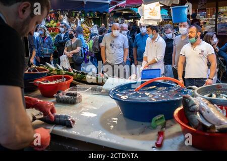 Malgré la pandémie du coronavirus, le marché des poissons de Kadikoy était au moins aussi peuplé que les étals. Avec la fin des interdictions de chasse en septembre. Banque D'Images