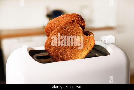Deux toasts rôtis éclatant de pain. Banque D'Images