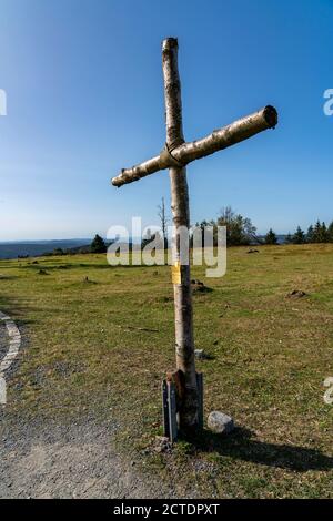 Croix de sommet, montagne Kahler Asten, Rothaargebirge, Hochsauerlandkreis, Höchster Berg en NRW, 841.9 mètres. Winterberg, Sauerland, NRW, Allemagne, Euro Banque D'Images