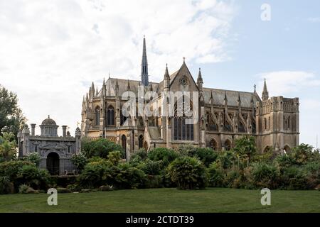 Cathédrale d'Arundel, église de notre Dame et de St Philip Howard dans West Sussex, Angleterre. Été 2020 fleurs fleurir. Banque D'Images