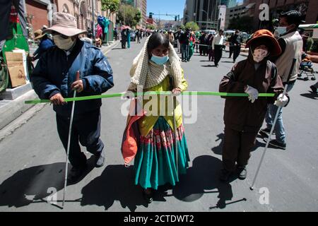 La Paz, Bolivie. 22 septembre 2020. Les personnes malvoyantes participent à une manifestation et demandent un soutien financier pendant la pandémie de Corona. Le gouvernement a confirmé la présence de 130,986 personnes infectées par Covid-19. Le taux de mortalité devrait être de 5.8 pour cent. Des élections présidentielles auront lieu en Bolivie le 18 octobre. Credit: Gaston Brito/dpa/Alay Live News Banque D'Images