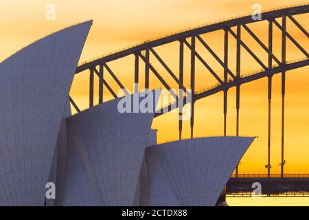 Détails architecturaux de l'Opéra de Sydney et du Sydney Harbour Bridge à Sydney, Australie, au coucher du soleil/crépuscule. Banque D'Images