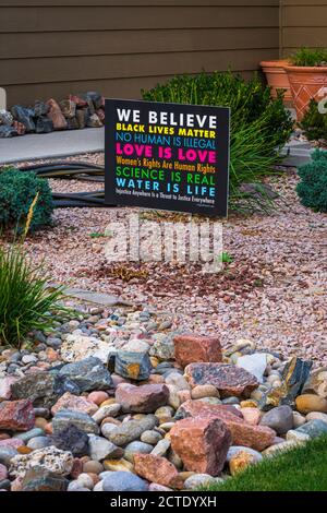 Affiche affichée dans la cour avant de la maison suburbaine exprimant les croyances du résident comme des droits de la personne, Castle Rock Colorado USA. Photo prise en septembre 2020. Banque D'Images