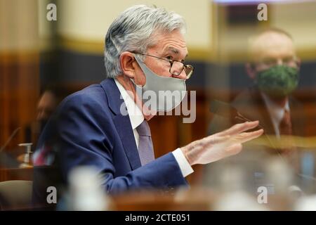 Washington DC, États-Unis. 22 septembre 2020. Le président de la Réserve fédérale américaine, Jerome Powell, témoigne d'une audience devant le Comité des services financiers de la Chambre à Capitol Hill, à Washington, DC, aux États-Unis, le 22 septembre 2020. Powell a déclaré mardi que la relance budgétaire a aidé à soutenir la reprise économique après la récession induite par la COVID-19, notant que la reprise va aller plus vite s'il y a une nouvelle relance budgétaire. (Joshua Roberts/Pool via Xinhua) Credit: Xinhua/Alay Live News Banque D'Images