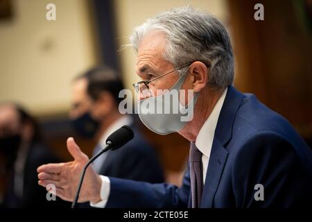 Washington DC, États-Unis. 22 septembre 2020. Le président de la Réserve fédérale américaine, Jerome Powell, témoigne d'une audience devant le Comité des services financiers de la Chambre à Capitol Hill, à Washington, DC, aux États-Unis, le 22 septembre 2020. Powell a déclaré mardi que la relance budgétaire a aidé à soutenir la reprise économique après la récession induite par la COVID-19, notant que la reprise va aller plus vite s'il y a une nouvelle relance budgétaire. (Caroline Brehman/Pool via Xinhua) Credit: Xinhua/Alay Live News Banque D'Images