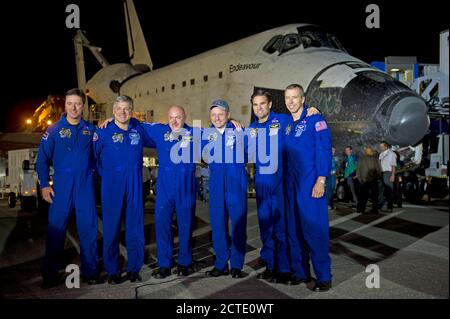 Les astronautes de la mission STS-134 de gauche, l'Agence spatiale européenne Roberto Vittori, Gregory H. Johnson, pilote, Mark Kelly, commandant ; Michael Fincke, Greg Chamitoff, Andrew Feustel et tous les spécialistes de mission, posent pour une photo de groupe peu après l'atterrissage à bord de la navette spatiale Endeavour à l'atterrissage (SLF) au Centre spatial Kennedy, le mercredi 1er juin 2011, à Cape Canaveral, en Floride, s'efforcer de remplir une mission de 16 jours pour équiper la Station spatiale internationale, a passé 299 jours dans l'espace et parcouru plus de 122,8 millions de kilomètres au cours de ses vols 25. Elle a lancé sur sa première miss Banque D'Images