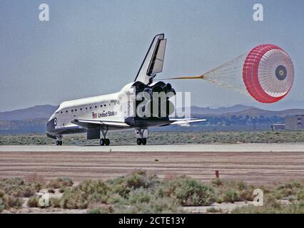 L'Orbiteur Endeavour STS-49 a atterri à la base aérienne d'Edwards le 16 mai 1992 La drogue chute précède le parachute principal de la NASA dans l'exercice de son premier objectif de test détaillé sur le système de goulotte de glisser. Banque D'Images