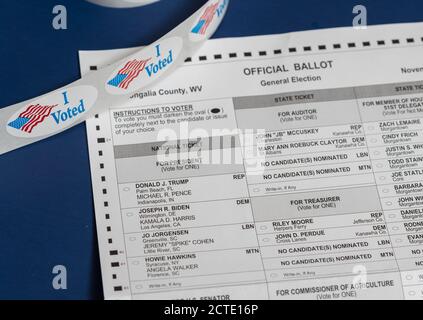 Morgantown, WV - 22 septembre 2020 : formulaire de vote par courrier ou absent de la Virginie-Occidentale avec un accent sur le choix du Président Banque D'Images