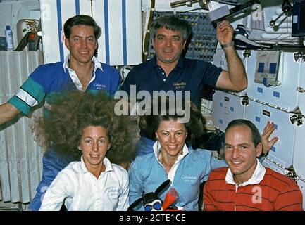 (9-20 janvier 1990) --- Les cinq membres d'équipage d'astronautes utilisé une caméra 35mm à profiter de l'équipage en vol portrait. Les astronautes Daniel C. Brandenstein (droit, arrière), du commandant de la mission, et James D. Wetherbee (gauche, arrière), pilote, étaient en charge du contrôle de la navette spatiale Columbia lors de son record de 11 jours de séjour à Terre-orbite ainsi que l'exécution d'une variété d'autres tâches ménagères. Banque D'Images