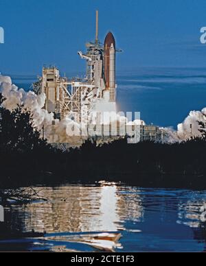 (9 janvier 1990) --- La navette spatiale Columbia, avec un équipage de cinq membres à bord, se soulève pour la neuvième fois que STS-32 commence une mission de 10 jours en orbite terrestre. Départ de lancement 39A à 7:34:59:98 HNE, dans cette horizontale (70mm) Châssis rognée, Columbia est vue reflétée dans les eaux du marais à proximité environ 24 heures après la météo douteuse au retour-à-site de lancement (RTLS) avait annulé un service de mise à l'eau. Banque D'Images