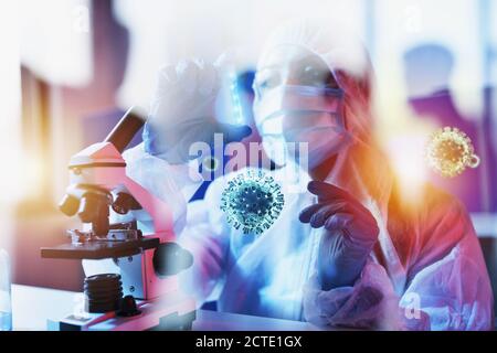 Le médecin du laboratoire analyse les échantillons au microscope. Concept de traitement pharmaceutique. Banque D'Images