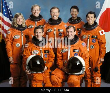 (Juin 1992) --- Ces sept membres d'équipage sont actuellement en formation pour la mission STS-47/mission Spacelab J prévu plus tard cette année. Sur la photo (de gauche à droite, première) Jerome Jay Apt, spécialiste de mission ; Curtis Brown, pilote, et (de gauche à droite, arrière) N. Jan Davis, spécialiste de mission ; Mark Lee, commandant de la charge utile ; Robert Gibson, commandant de mission ; Mae Jemison, spécialiste de mission ; et Mamoru Mohri, spécialiste de charge utile, représentant la National Space Development Agency (NASDA). Banque D'Images