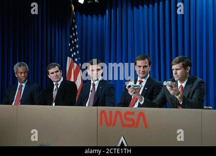 (23 Jan 1991) --- Les cinq spécialistes de mission affecté à la mission de la navette STS-39 sont présentées au cours d'une conférence de presse pré-vol. De gauche à droite sont des astronautes Guion S. Bluford (Guy), C. Lacy Veach, Gregory J. Harbaugh, Richard J. Hieb et Donald R. McMonagle. McMonagle utilise des modèles pour démontrer le déploiement de la signature d'arrière-plan infrarouge survey (IBSS) satellite. Les astronautes Michael L. Manteaux, commandant de mission, et L. Blaine Hammond Jr., pilote, sont hors de l'image à droite. Banque D'Images