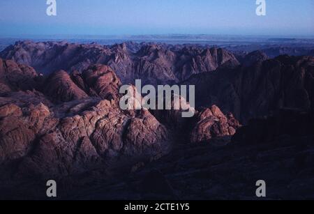 Vue depuis le sommet du mont Sinaï vers l'ouest sur le Péninsule du Sinaï Banque D'Images