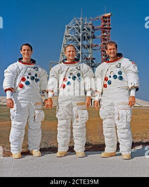 (8 novembre 1973) --- Les trois membres de l'équipage de Skylab 4 sont photographiés debout près de Pad B, 39 complexes de lancement, centre spatial Kennedy, en Floride, au cours de l'activité de contrôle en amont. Ils sont, de gauche à droite, de scientifique-astronaute Edward G. Gibson, de la science ; pilote astronaute Gerald P. Carr, commandant ; et astronaute William R. Pogue, pilote. Le Skylab 4/Saturn 1B véhicule spatial est sur la tablette à l'arrière-plan. Banque D'Images
