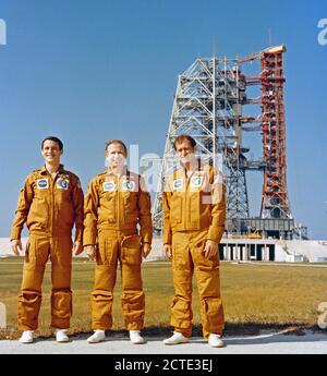 (8 novembre 1973) --- Les trois membres de l'équipage de Skylab 4 sont photographiés debout près de Pad B, Complexe de lancement 39, Kennedy Space (IIC), en Floride, au cours de l'activité de contrôle en amont. Ils sont, de gauche à droite, de scientifique-astronaute Edward G. Gibson, de la science ; pilote astronaute Gerald P. Carr, commandant ; et astronaute William R. Pogue, pilote. Banque D'Images