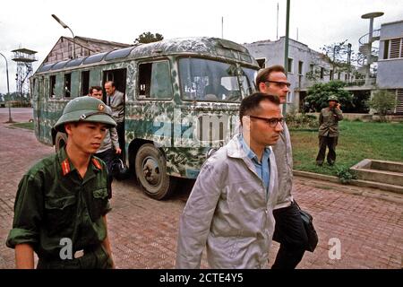 1973 - Prisonniers de guerre débarquent un bus à l'aéroport de Gia Lam. Les hommes à bord d'un avion C-141 Starlifter pour l'évacuation de Clark Air Base, République des Philippines. Banque D'Images